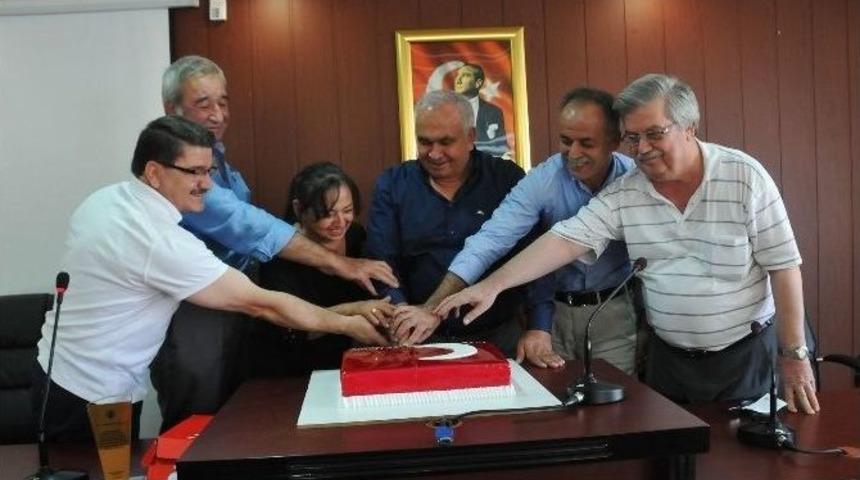 Belediye &Ccedil;alışanlarından Başkan Tollu&rsquo;ya S&uuml;rpriz Doğum G&uuml;n&uuml; Kutlaması
