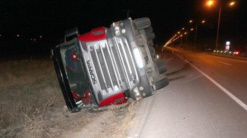 Sivas’ta Tır Devrildi: 2 Yaralı