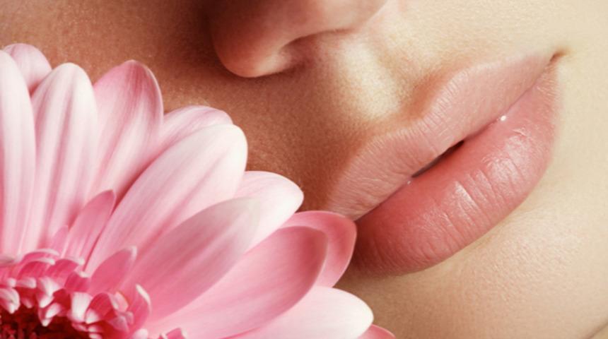 Dudak dolgusu ile dikkat &ccedil;eken g&uuml;l&uuml;şler