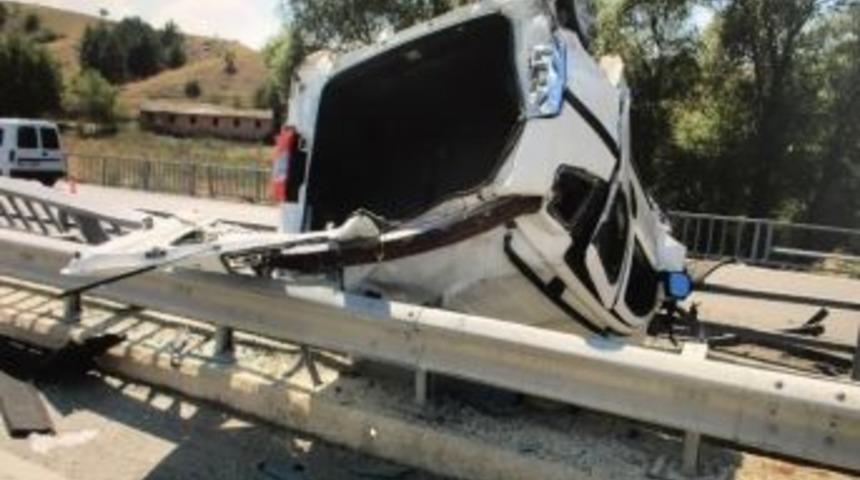 K&ouml;pr&uuml;lerin Arasında Takılı Kaldı: 6 Yaralı