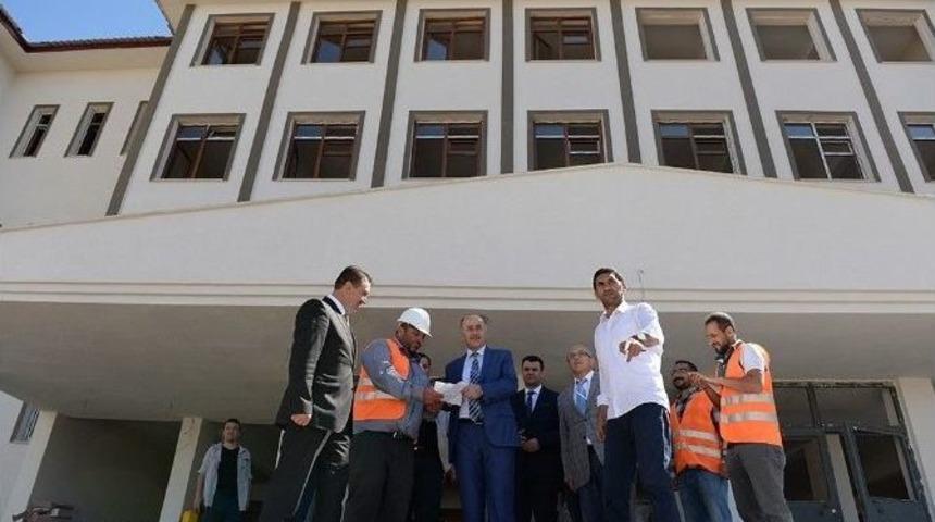 Vali Azizoğlu Okul İnşaatlarında İncelemelerde Bulundu