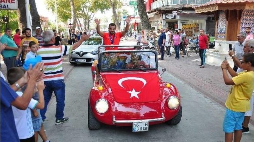 D&uuml;nya Şampiyonu Uslu&rsquo;ya Sevgi Seli