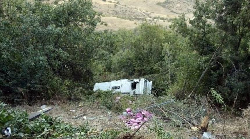 Safranbolu&rsquo;da Servis Otob&uuml;s&uuml; U&ccedil;uruma Yuvarlandı: 1 Yaralı