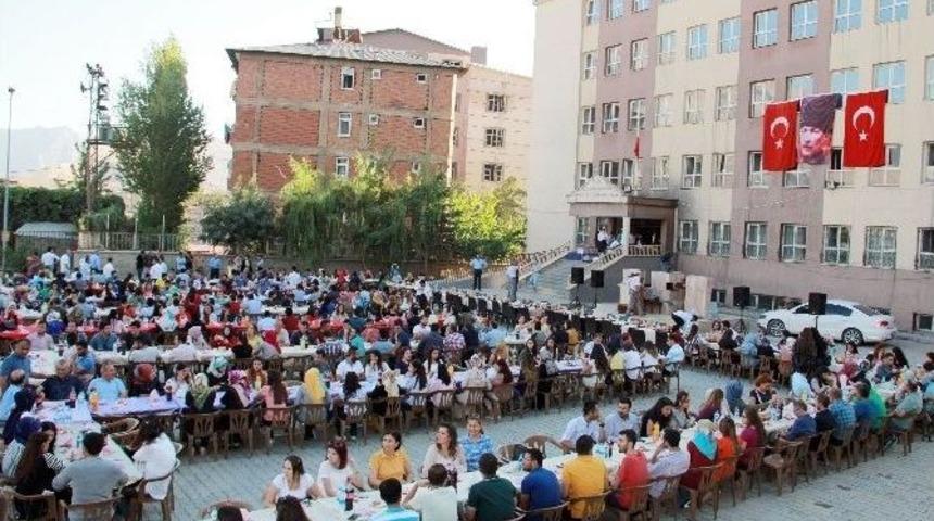 Hakkari&rsquo;de &Ouml;ğretmenler Yemekte Bir Araya Geldi