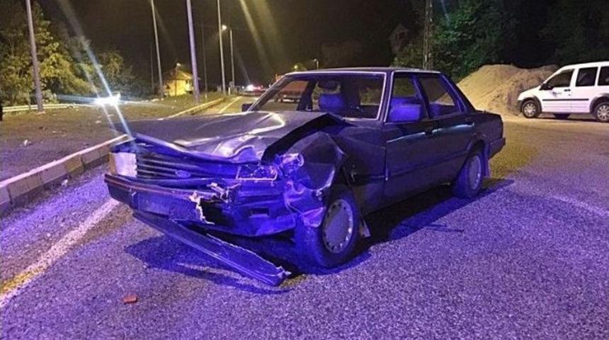 Bartın&rsquo;da Ticari Taksi İle Otomobil &Ccedil;arpıştı, 2 Yaralı