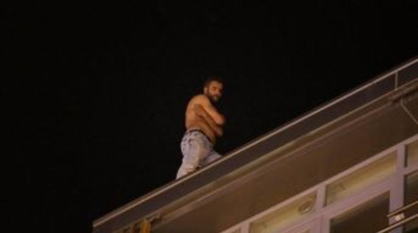Bunalıma Giren Şahıs 6. Katlı Binanın &Ccedil;atısından Atlamak İstedi