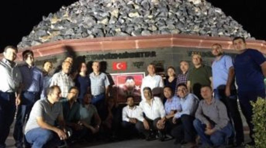 Ak Parti Merkez İl&ccedil;e Başkanlığı 15 Temmuz Şehitler Anıtını Ziyaret Etti