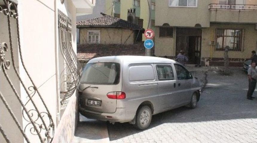 Minib&uuml;s Doğalgaz Kutusuna &Ccedil;arparak Durdu