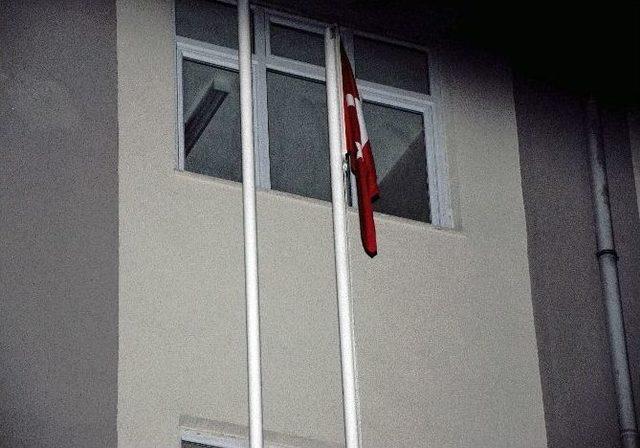 Çocukların Bayrağı İndirmeye Çalışması Polisi Alarma Geçirdi