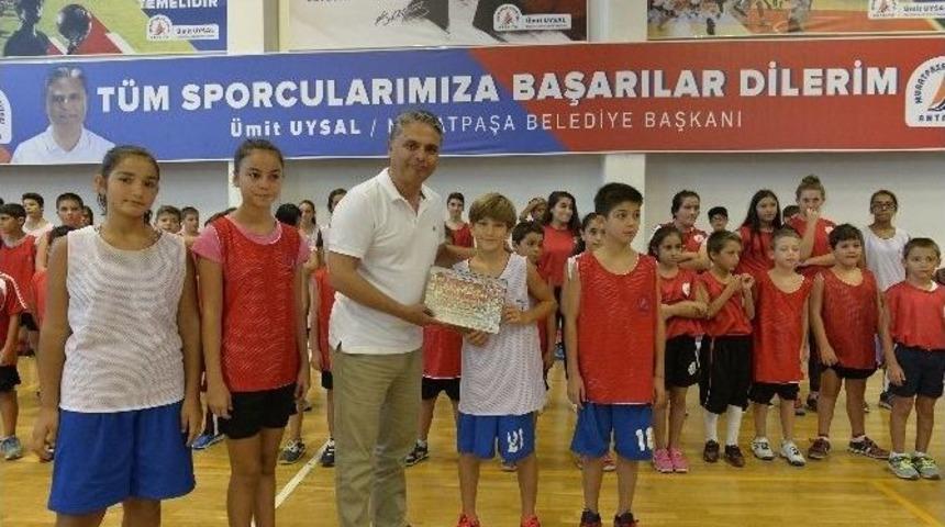Başkan Uysal, Gen&ccedil; Sporculara Sertifikalarını Verdi