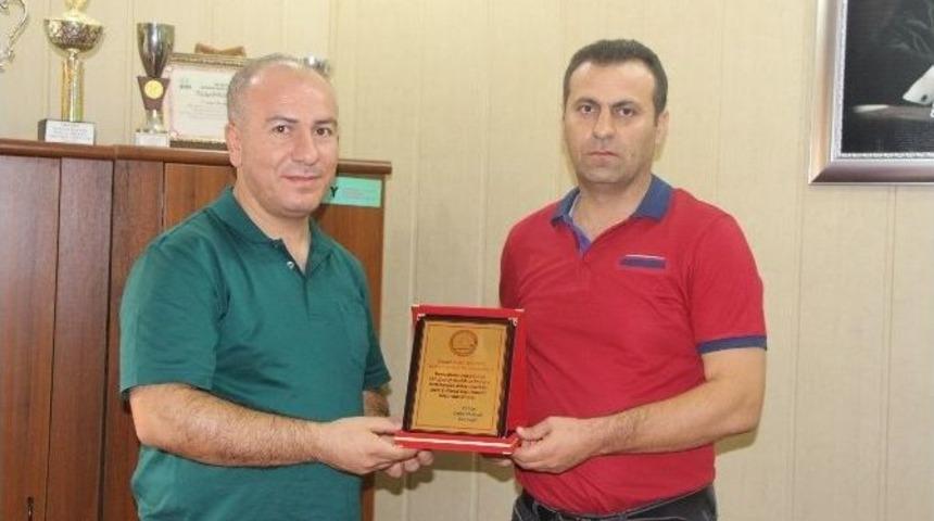 Kahta Milli Eğitim M&uuml;d&uuml;r&uuml; T&uuml;n&ccedil;men&rsquo;e Plaket