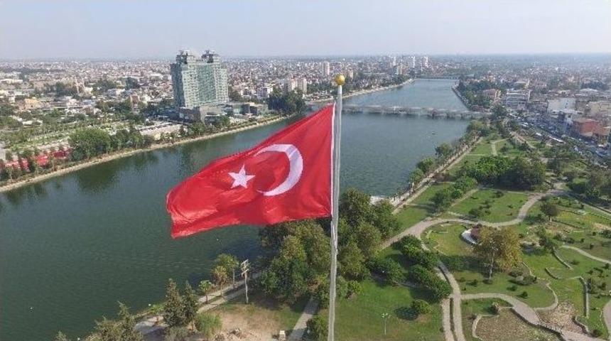 Adana’nın Semalarına Dev Türk Bayrağı
