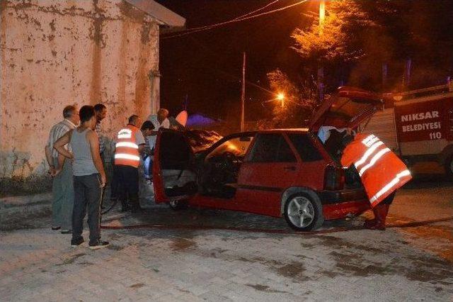 Niksar’da Park Halindeki Otomobil Yandı