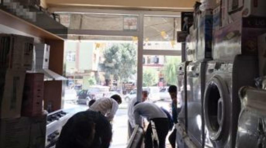 Şemdinli&rsquo;de Bir İş Yeri Tarandı