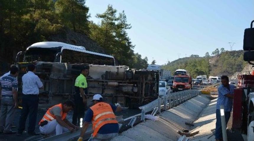 Muğla&rsquo;da Gıda Y&uuml;kl&uuml; Kamyon Devrildi; 1 Yaralı