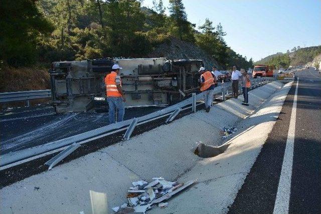 Muğla’da Gıda Yüklü Kamyon Devrildi; 1 Yaralı