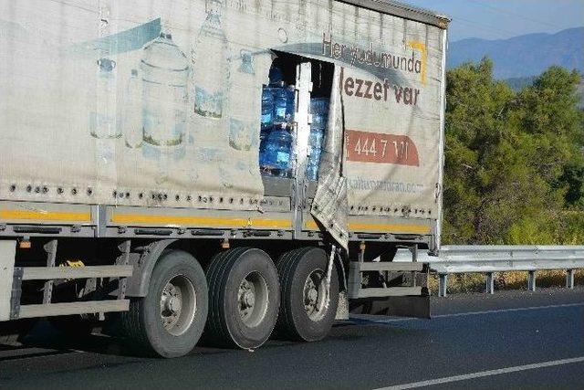 Muğla’da Gıda Yüklü Kamyon Devrildi; 1 Yaralı