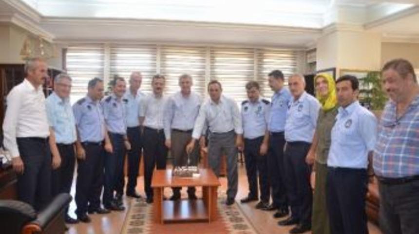 Başkan Sarıalioğlu&rsquo;ndan Zabıtalara Pastalı Kutlama