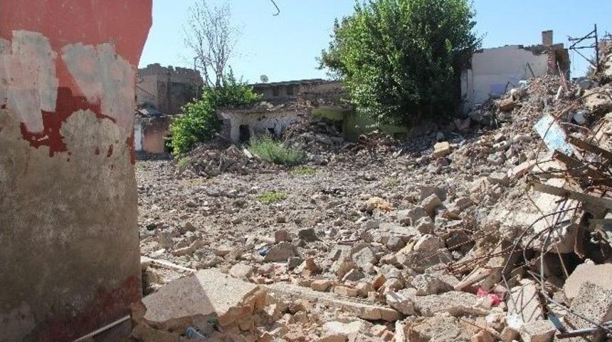 Sur&rsquo;da Bin 312 Bina Yıkıldı