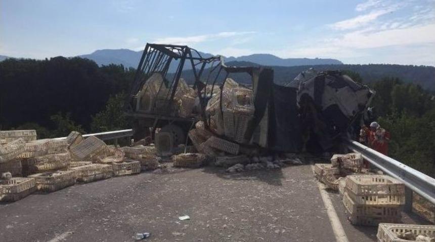 Bolu&rsquo;da Trafik Kazası: 2 &Ouml;l&uuml;, 1 Yaralı