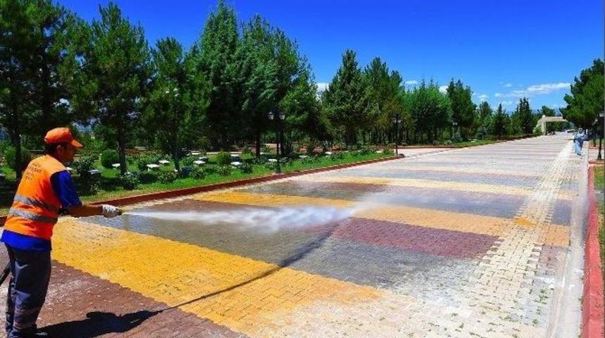 B&uuml;y&uuml;kşehir Belediyesi Yıkama Ve Temizleme &Ccedil;alışması Yapıyor