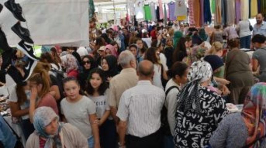 Pazarlarda Bayram Kalabalığı