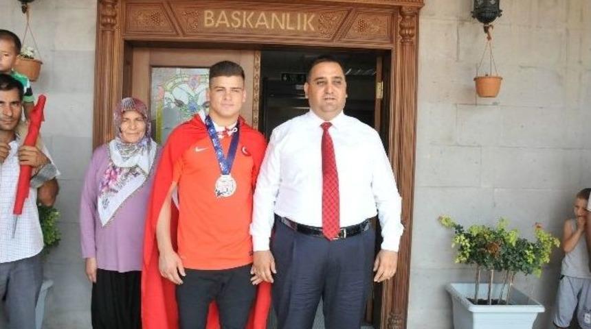 D&uuml;nya İkincisi G&ouml;&ccedil;en Altınla &Ouml;d&uuml;llendirdi