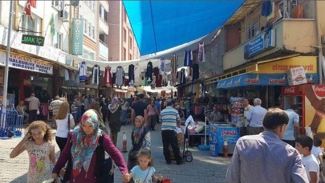 Alaplı’da Vatandaşlar Bayram Alışverişlerine Başladı