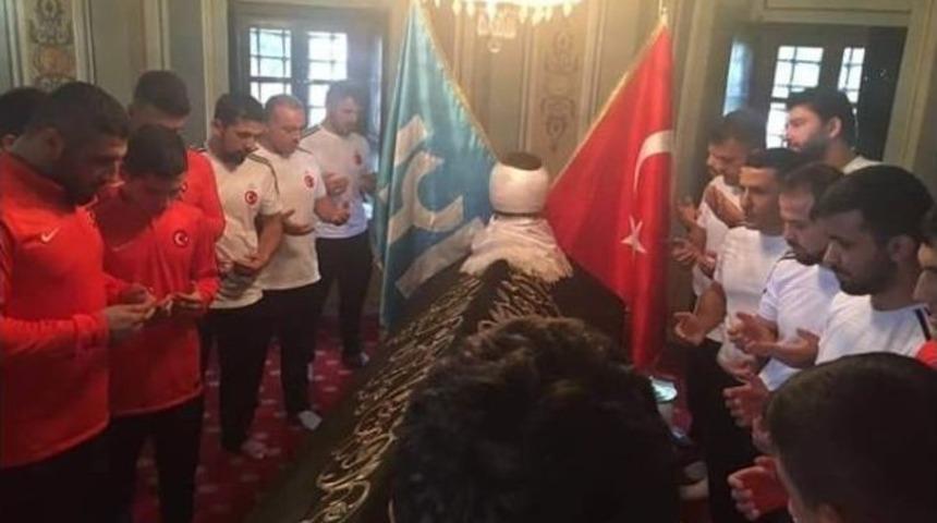 Milli G&uuml;reş&ccedil;iler Ertuğrulgazi T&uuml;rbesine Ziyaretinden Sonra D&uuml;nya Şampiyonası&rsquo;na Gitti