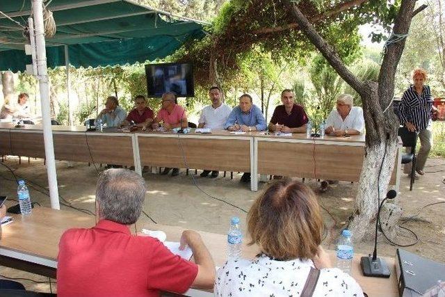 Kuşadası Belediye Meclisi Kazı Alanında Toplandı