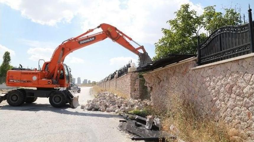 Koza İpek&rsquo;in İncek&rsquo;teki Malikanesinin Duvarı Mehter M&uuml;ziği Eşliğinde Yıkıldı