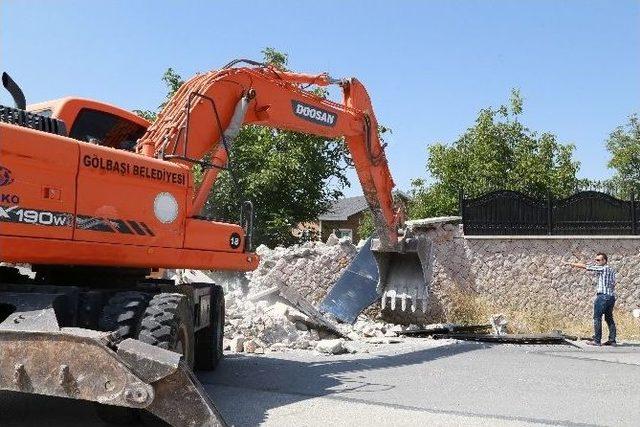 Koza İpek’in İncek’teki Malikanesinin Duvarı Mehter Müziği Eşliğinde Yıkıldı