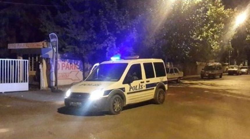Polisten Ka&ccedil;an İki Gen&ccedil; Kız Bomba Paniği Yaşattı
