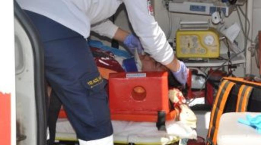 Motosiklet Devrildi, S&uuml;r&uuml;c&uuml; Ağır Yaralandı