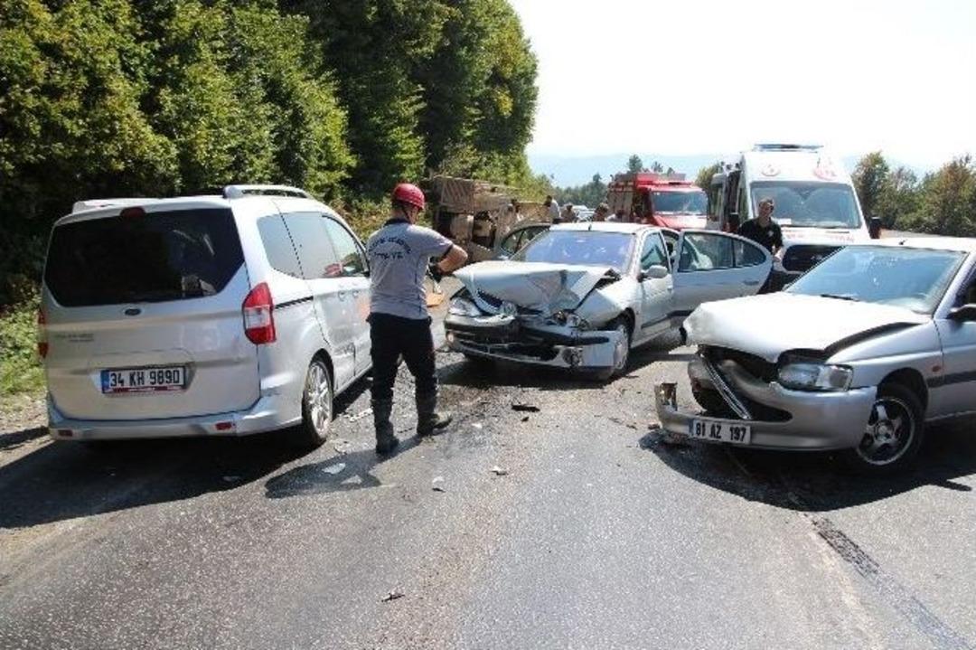 3 Otomobil Birbirine Girdi: 3 Yaralı