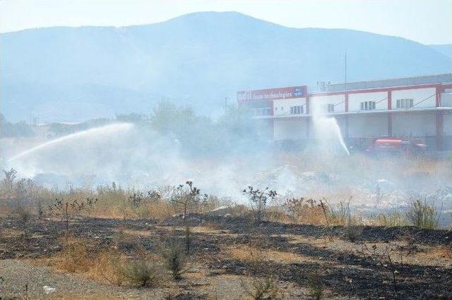 Sanayi Bölgesinde Çıkan Yangın Korkuttu