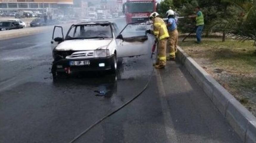 Kırmızı Işıkta Bekleyen Lpg&rsquo;li Ara&ccedil; Alevlere Teslim Oldu