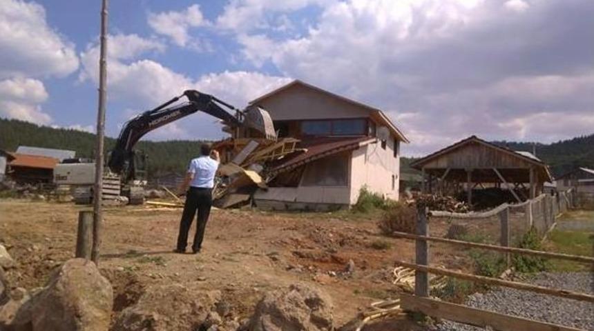 Fetö’den Aranan İş Adamının Yayla Evi Yıkıldı