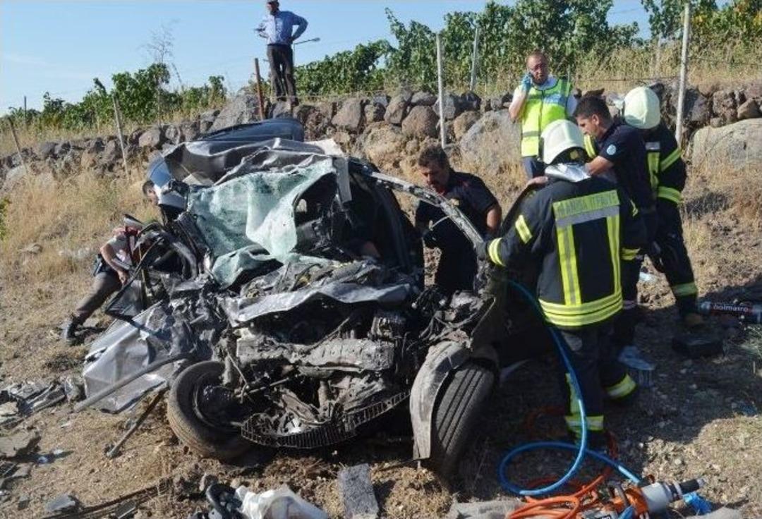 Manisa&rsquo;da Tır İle Otomobil &Ccedil;arpıştı: 1 &Ouml;l&uuml;