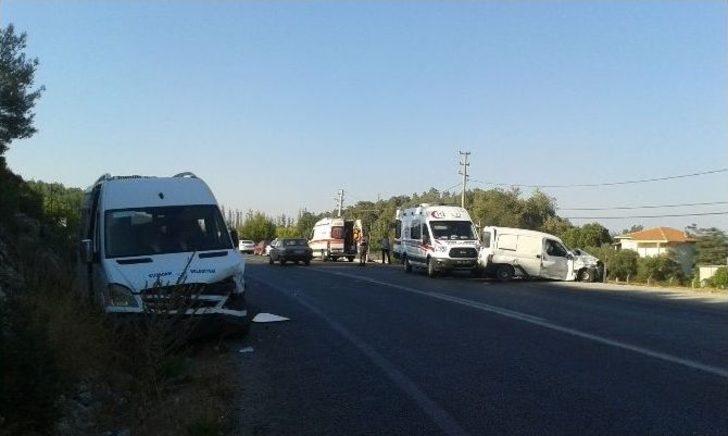 Hasta Taşıyan Belediye Aracı Kaza Yaptı, 2 Yaralı G2