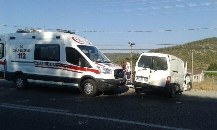 Hasta Taşıyan Belediye Aracı Kaza Yaptı, 2 Yaralı G3