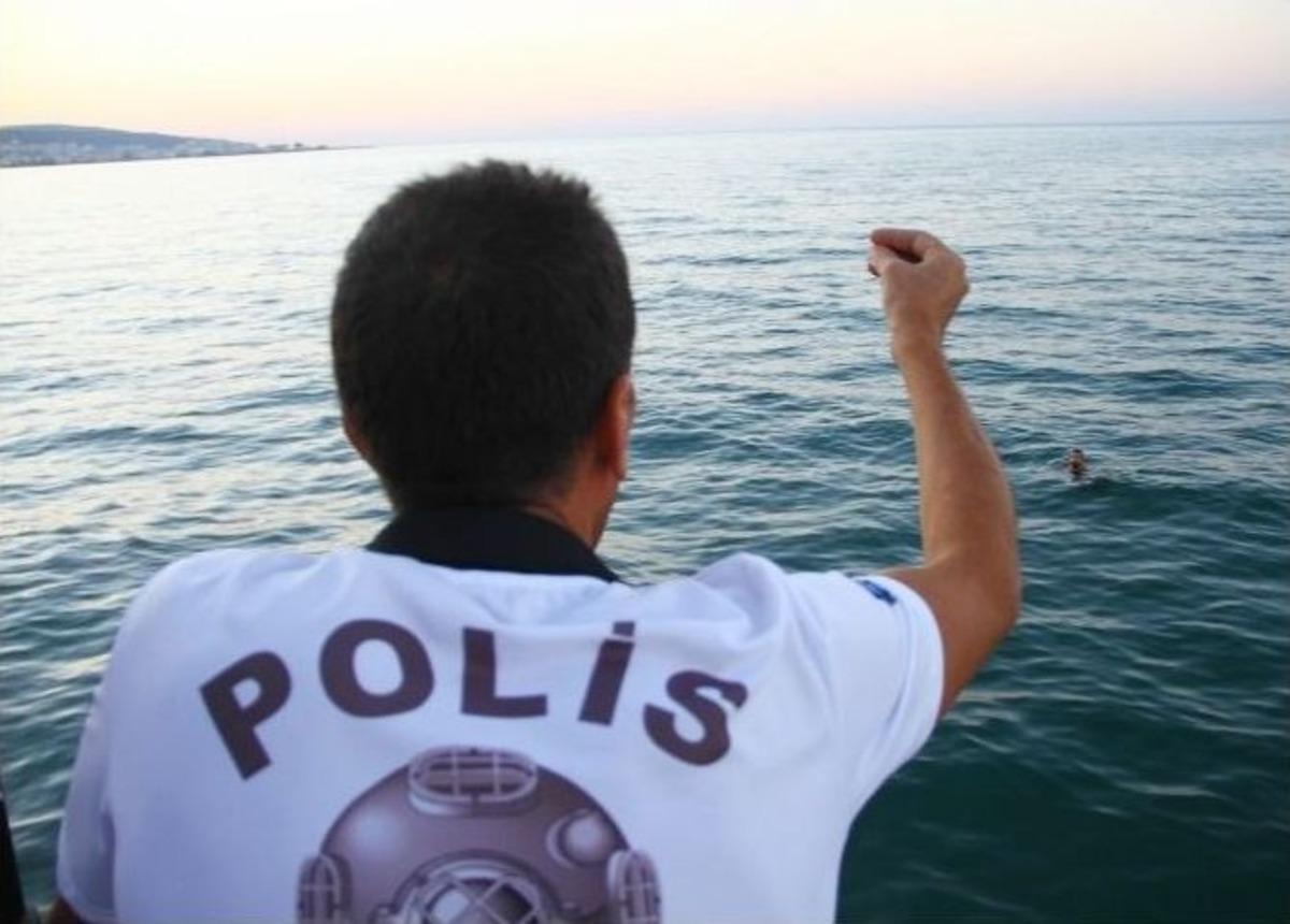 Denizde Y&uuml;zerek G&ouml;zden Kaybolan Gen&ccedil; Polisi Alarma Ge&ccedil;irdi