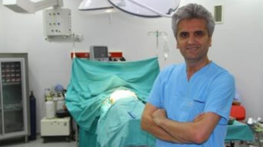 Do&ccedil;. Dr. Akbaş: "g&ouml;ğ&uuml;s K&uuml;&ccedil;&uuml;ltme Operasyonları L&uuml;ks Olarak G&ouml;r&uuml;lmemeli"