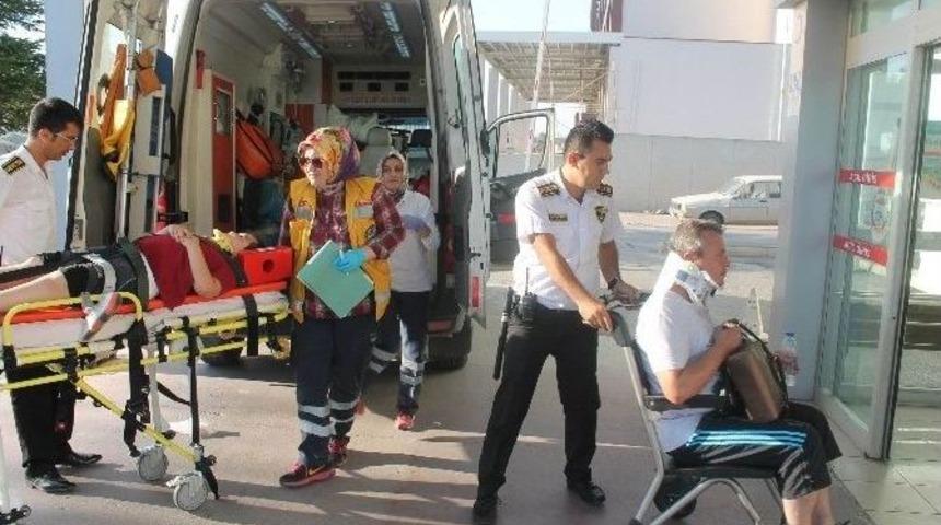 Kamyonla &Ccedil;arpışan Otomobil Dereye Yuvarlandı: 4 Yaralı