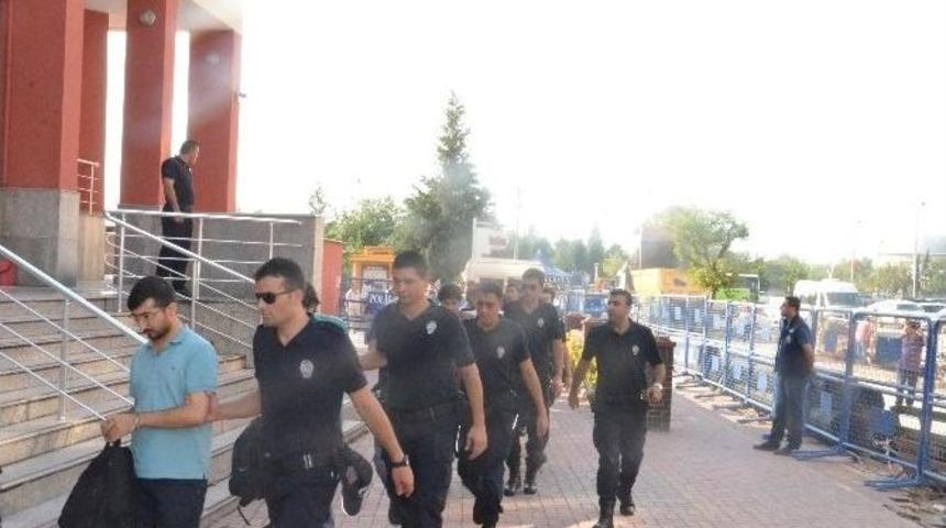 Fet&ouml;/pdy Ş&uuml;phelisi Akademisyen Ve &Ouml;ğrenciler Adliyede