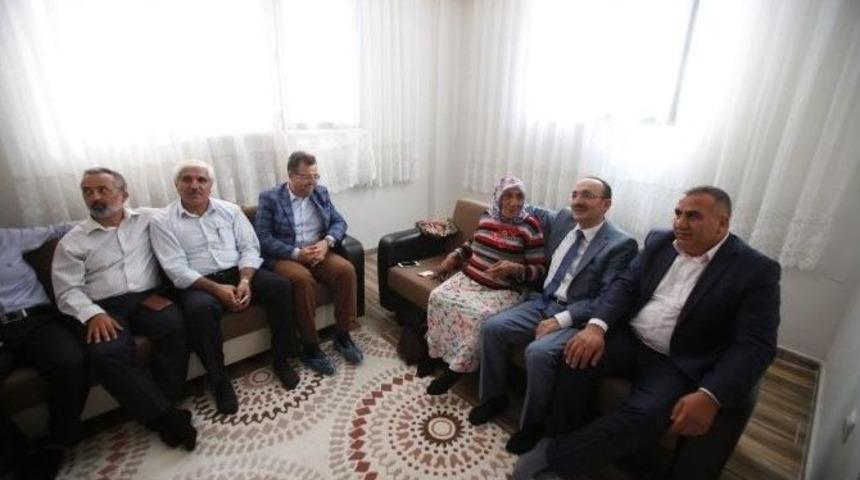 D&uuml;kkanda Yaşayan Saadet Teyzeye Yardım Eli Uzandı