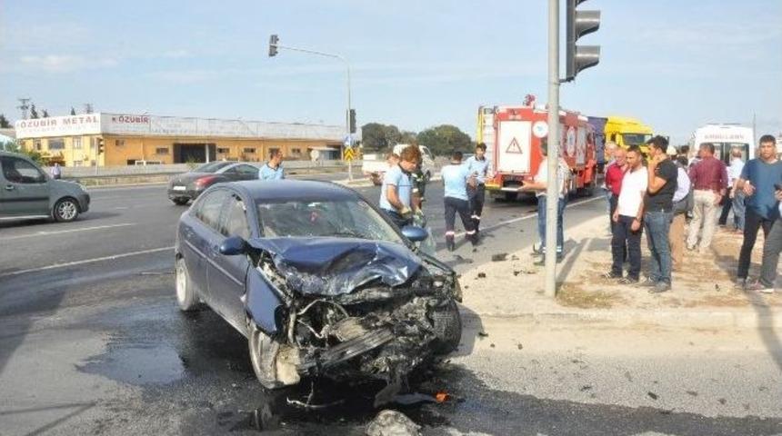 Tır İle Taksi Kafa Kafaya &Ccedil;arpıştı: 1 Yaralı