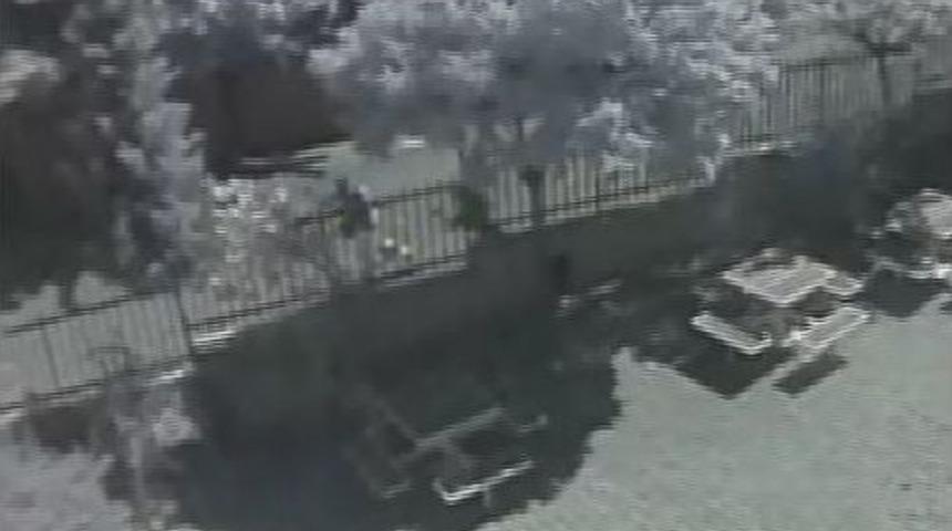 G&uuml;peg&uuml;nd&uuml;z Tek Eliyle Gen&ccedil; Kızı D&ouml;v&uuml;p &Ccedil;antasını Alan Engelli Gasp&ccedil;ı Kameralara Yakalandı