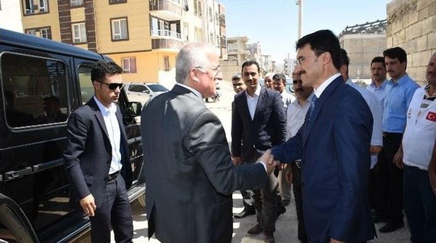 Vali Tuna, Suriyelilerin Eğitim G&ouml;receği Okul İnşaatını İnceledi