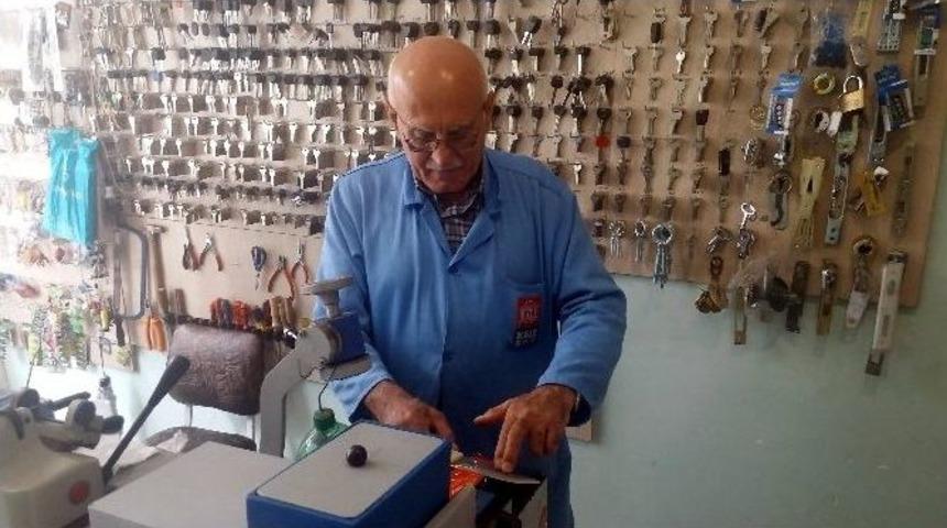 Kurbanlık Bı&ccedil;aklar Bileniyor